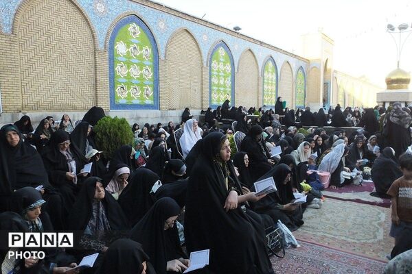 طنین نوای ملکوتی دعای عرفه در حرم حضرت جعفر بن موسی الکاظم (ع) پیشوا