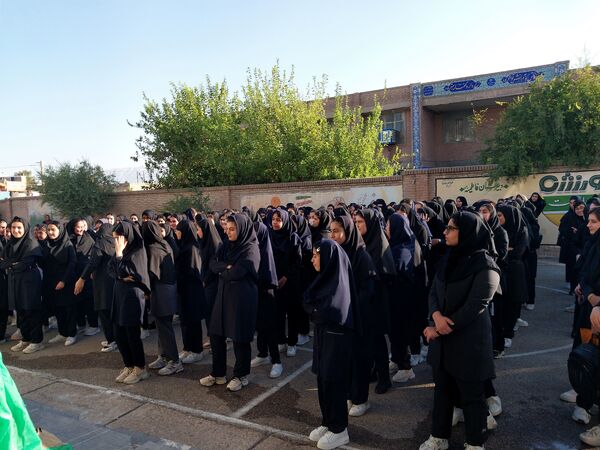 دانش‌آموزان دبیرستان فاطمیه شهرستان دره شهر با شور و شوق سال تحصیلی جدید را آغاز کردند