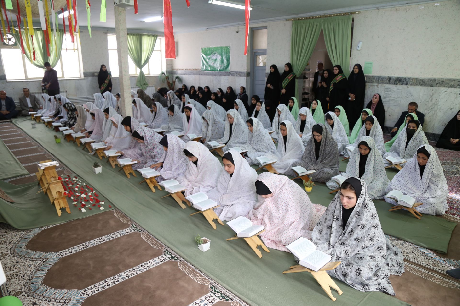 آیین استانی نواختن زنگ نماز در دبیرستان دخترانه آسیه ناحیه یک اردبیل
