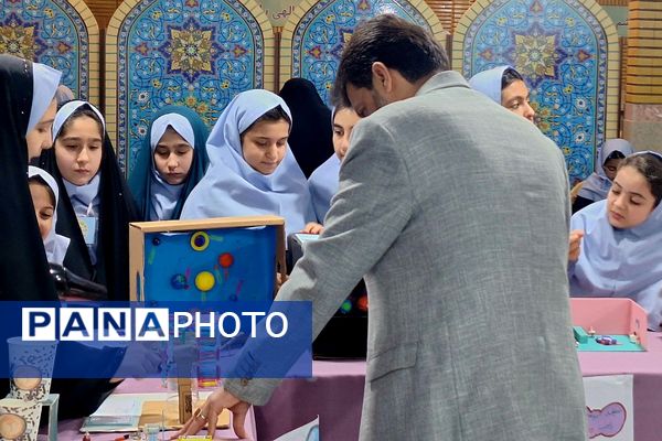 نمایشگاه پژوهش به مناسبت هفته پژوهش در دبستان حکمت نبوی ناحیه دو شهرری 
