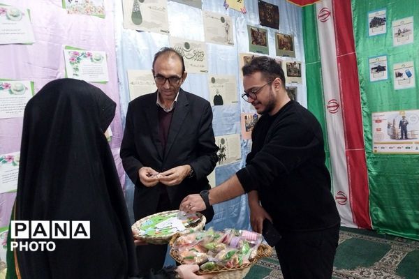 نمایشگاه مدرسه انقلاب در دبیرستان جوادالائمه بهارستان‌دو