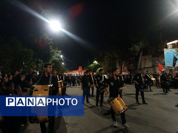 مراسم عزاداری شب عاشورا در خیابان‌های نیشابور 