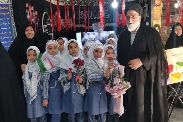 تجدید پیمان فرهنگیان ورامینی با آرمان‌های شهدا در هفته بسیج