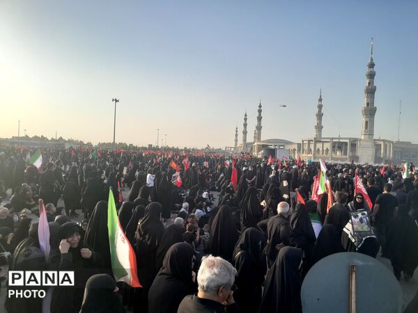 تشیع باشکوه رهبر شهید به همراه خانواده در مسجد مقدس جمکران