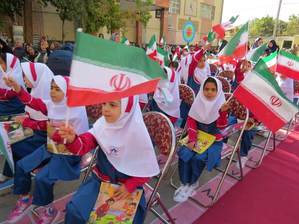 نواختن زنگ اول مهر در مدرسه شهدا فرهنگی 