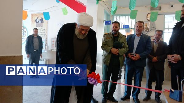 افتتاحیه نمایشگاه مدرسه انقلاب در دبیرستان شهید سلیمانی