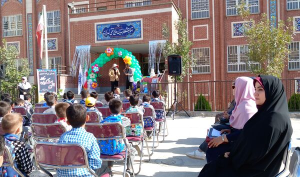 برگزاری جشن شکوفه ها در دبستان حاج تقی احدیان ناحیه ۶ مشهد