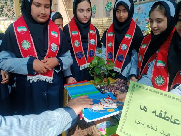 جشن عاطفه ها در دبستان ناهید نخودی