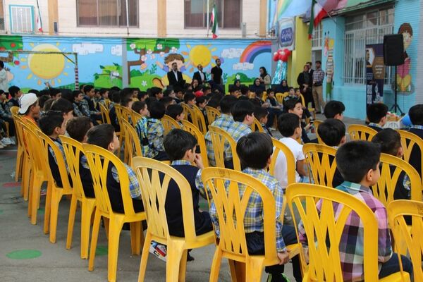 جشن شکوفه‌ها در دبستان منوچهر رزاقی ناحیه۳ مشهد