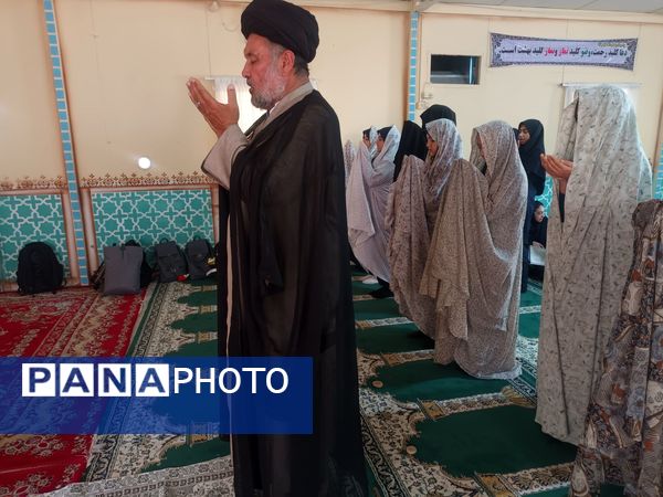 نماز جماعت در دبیرستان میرزا جعفر سروقد مشهد مقدس 