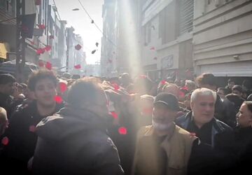 گلباران کردن پیکر دبیر تربیت‌بدنی توسط دانش‌آموزان در ناحیه دو شهرری 