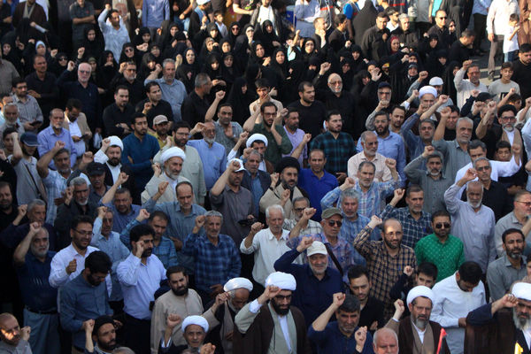 جلوه‌های حماسی از حضور نوجوانان قمی در مراسم تشییع شهدا 