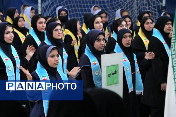 بهارستان دو صحنه همفکری، همدلی و همکاری پیشتازان در همایش یاوران انقلاب