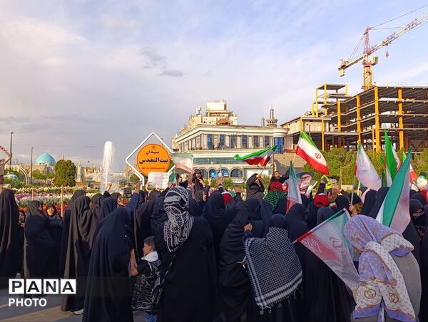 از کوچک تا بزرگ همه در چهلم رهبر شرکت کردند