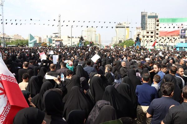 سیل خروشان زائران و مجاوران رضوی در مراسم تشییع پیکر شهدای خدمت