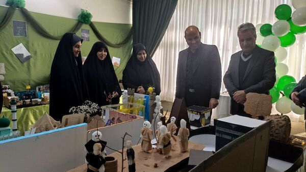 برگزاری نمایشگاه باقرآن تا آسمان در دبیرستان دخترانه امام حسین(ع)