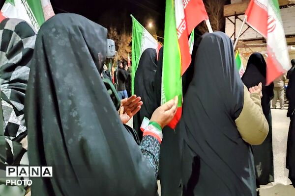 در کنار هم ایستاده ایم-۱