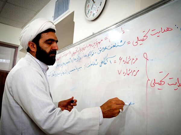 اولین جلسه هدایت تحصیلی دانش آموزان پایه نهمی دبیرستان میثاق
