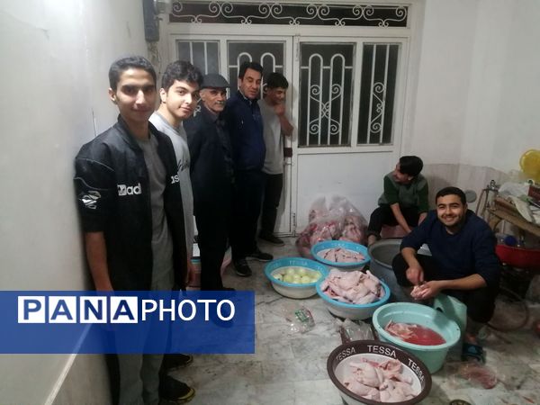 آماده‌سازی غذای افطاری با کمک دانش‌آموزان دبیرستان نمونه آیت‌الله خامنه‌ای 