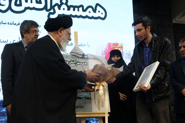 نشست بررسی کتاب همسفر آتش و برف یزد