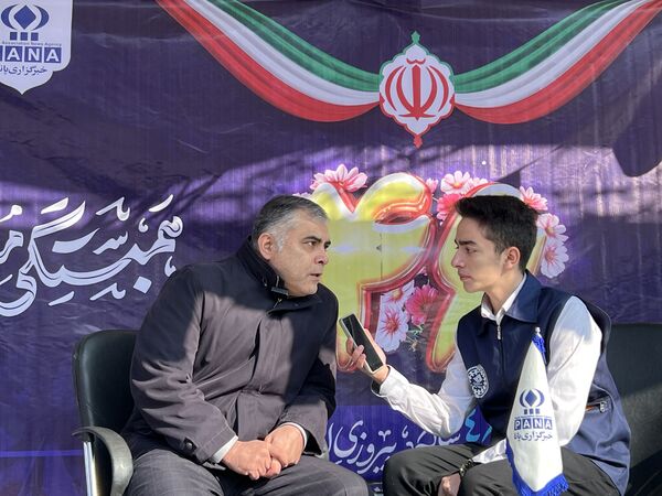 حال و هوای غرفه‌های سازمان دانش‌آموزی و خبرگزاری پانا در راهپیمایی ۲۲ بهمن