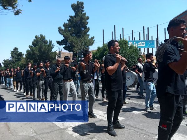 عزاداری ظهر  عاشورا در خیابان‌های شهر نیشابور 