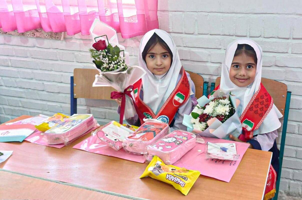 جشن شکوفه‌های کلاس اولی در دبستان فرهنگیان