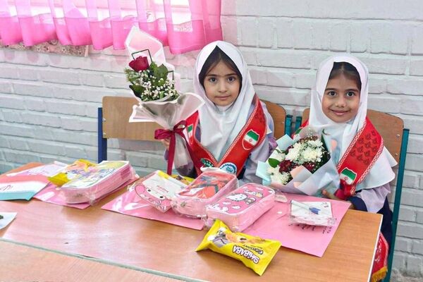 جشن شکوفه‌های کلاس اولی در دبستان فرهنگیان