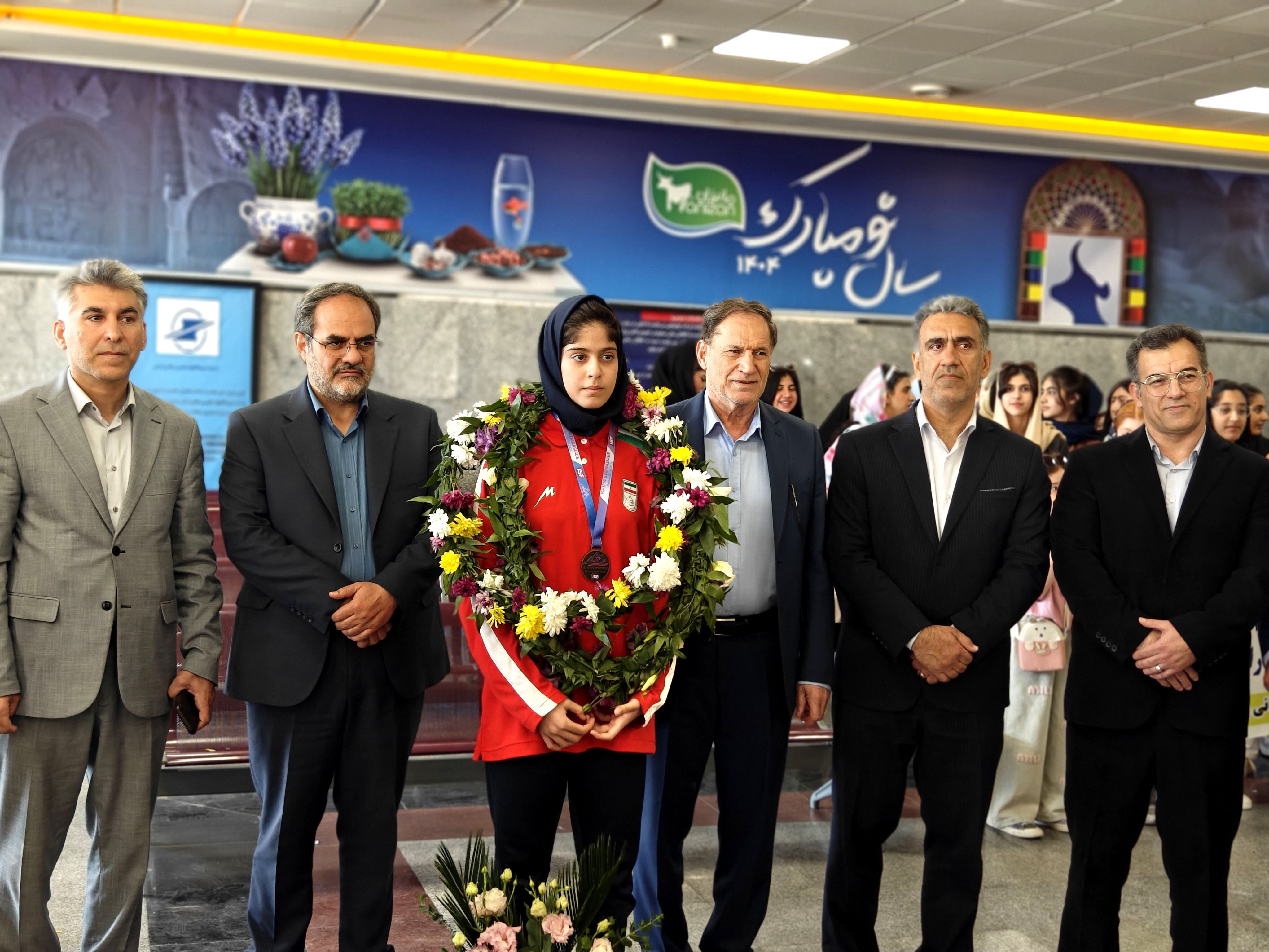 آیین استقبال از دانش‌آموز مدال‌آور مسابقات المپیک دانش‌آموزی
