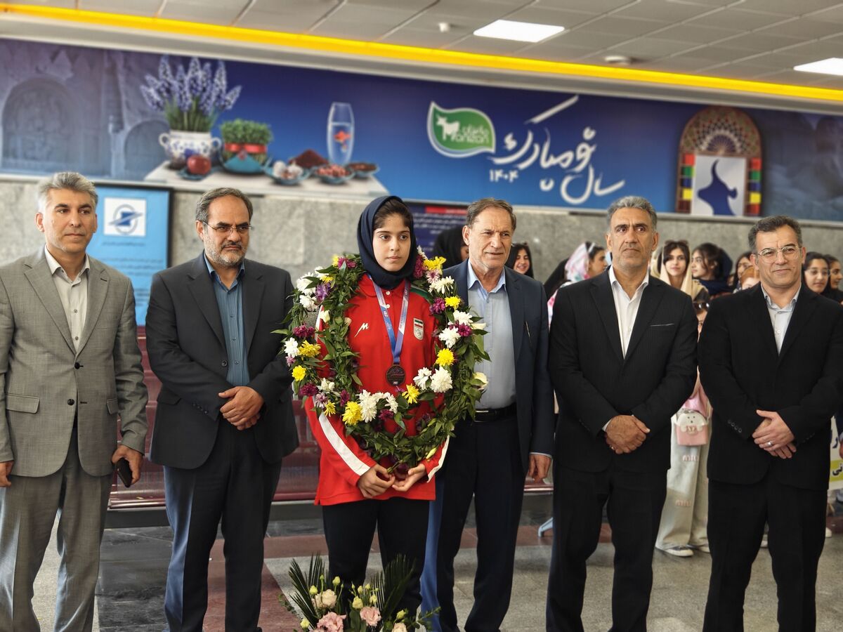 آیین استقبال از دانش‌آموز مدال‌آور مسابقات المپیک دانش‌آموزی