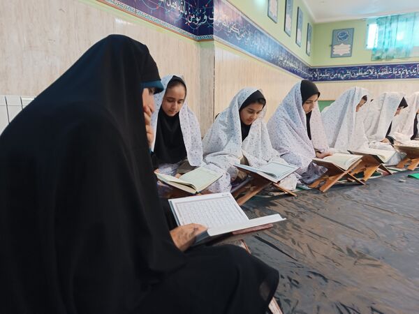 برگزاری محفل انس با قرآن در دبیرستان شهدای اقتدار ملارد با یاد و نام سیدحسن نصرالله