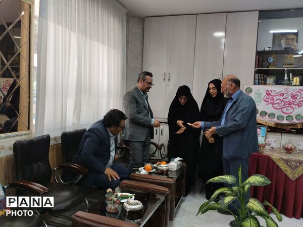 مراسم تجلیل از خانواده شهدا در دبستان شاهد شهید ناصری