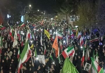تجمع عظیم مردمی در حسینیه امام خمینی نیشابور برای وداع با دو شهید جنگ رمضان 