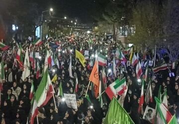 تجمع عظیم مردمی در حسینیه امام خمینی نیشابور برای وداع با دو شهید جنگ رمضان 