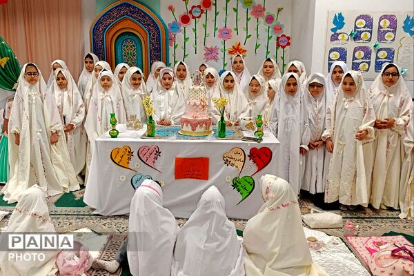 جشن روزه اولی‌ها در دبستان الهام حاجیان ناحیه دو شهرری 