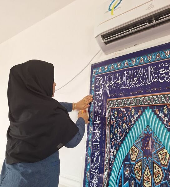 غبارروبی نمازخانه‌های مدارس قشم در آستانه سال تحصیلی جدید