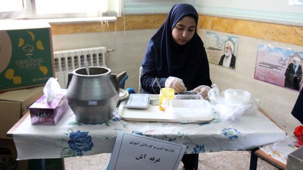 بازارچه دانش‌آموزی دبیرستان سپیده کاشانی ناحیه۱ 