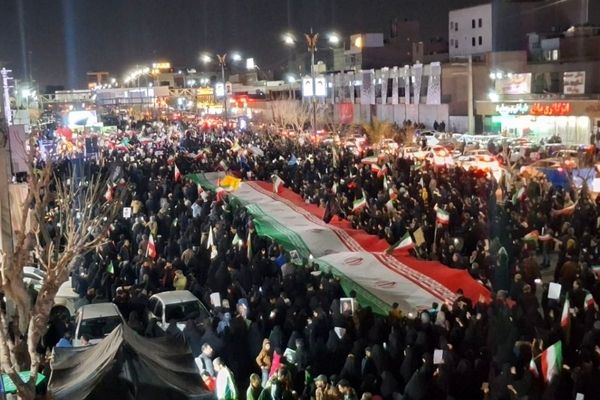 حضور جمعیت گسترده مردمی در یادبود شهادت امام خامنه‌ای
