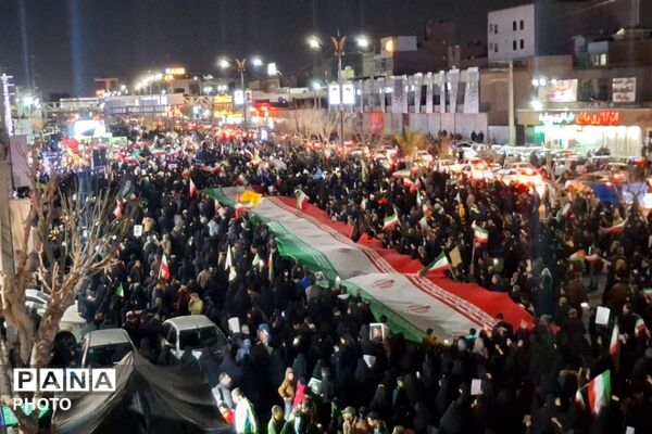 حضور جمعیت گسترده مردمی در یادبود شهادت امام خامنه‌ای