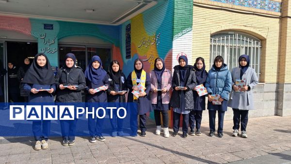 آغاز جشن‌های انقلابی مدرسه توسط پیشتازان 