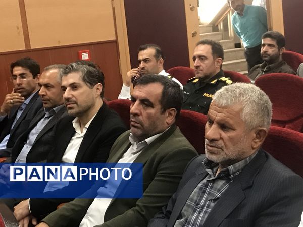 همایش تجلیل از مدیران و کارکنان نمونه شهرستان محمودآباد 