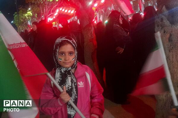 حضور مردم‌ نسیم‌شهر در سی هفتمین تجمع شبانه میدان‌ هفت‌تیر
