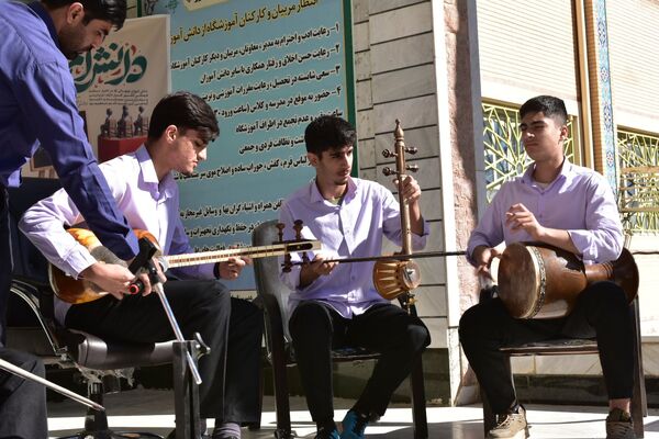 جشن روز دانش‌آموز در دبیرستان امام خمینی (ره) با حضور مسئولان، ورزشکاران و هنرمندان برگزار شد