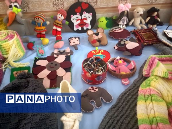 نمایشگاه هفته ماها در مدرسه فضیلت فاروج