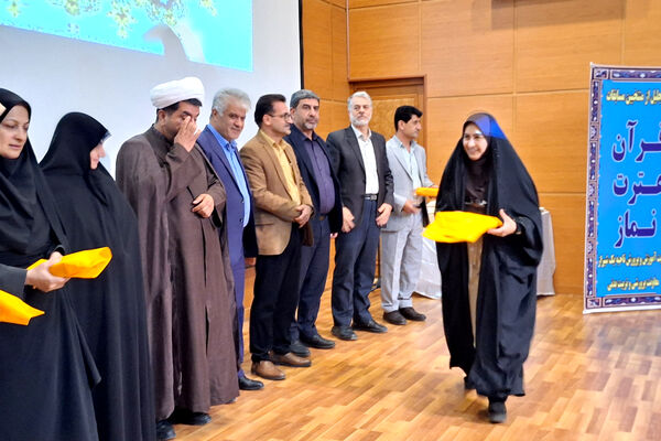 تقدیر از چهره های روشن در محفل ایمان 