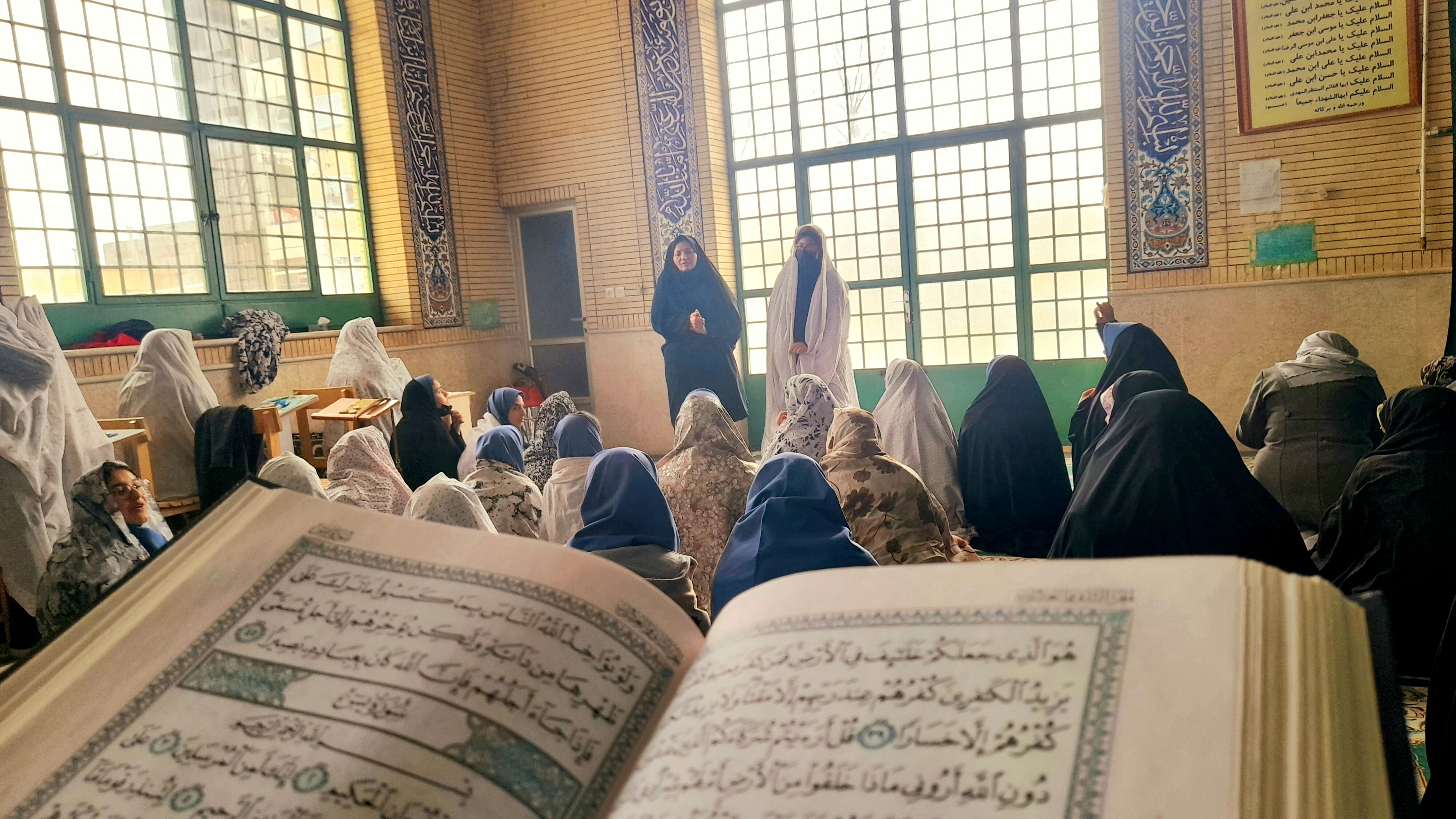 شرکت دانش‌آموزان در نماز جماعت