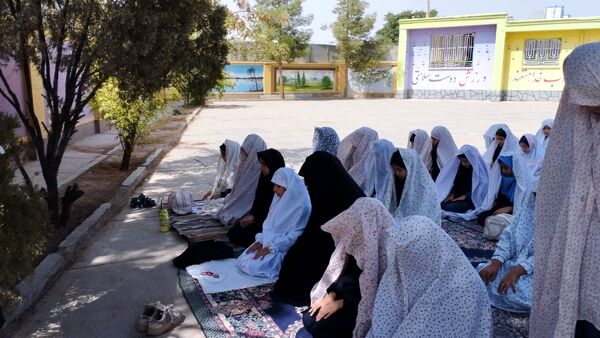 آیین نواختن زنگ نماز در مدرسه فرهنگ شهرستان خلیل آباد 