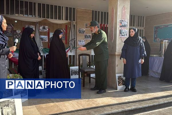 تقدیر از خانواده شهید خلبان علی بلورخانی در دبیرستان استعدادهای درخشان فرزانگان شهریار 