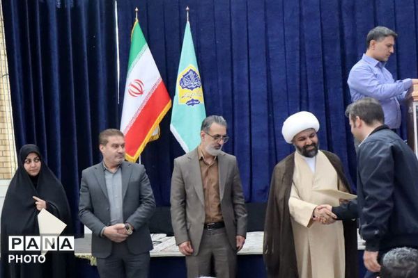 تجلیل از خادمین عرصه تربیت در نمازجمعه باقرشهر و کهریزک 