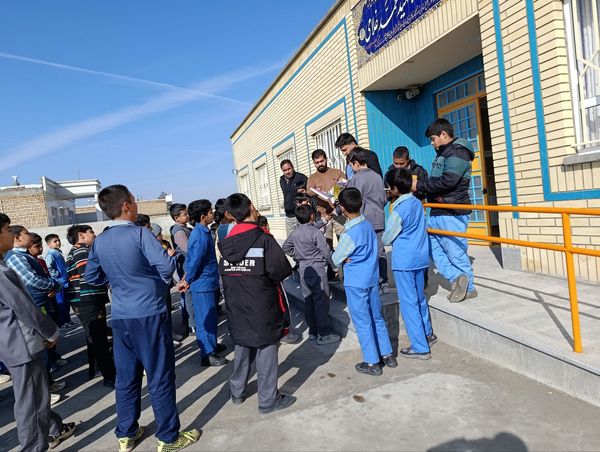 تجلیل از برگزیدگان مسابقات در مدرسه شهید غلامی خلیل آباد 